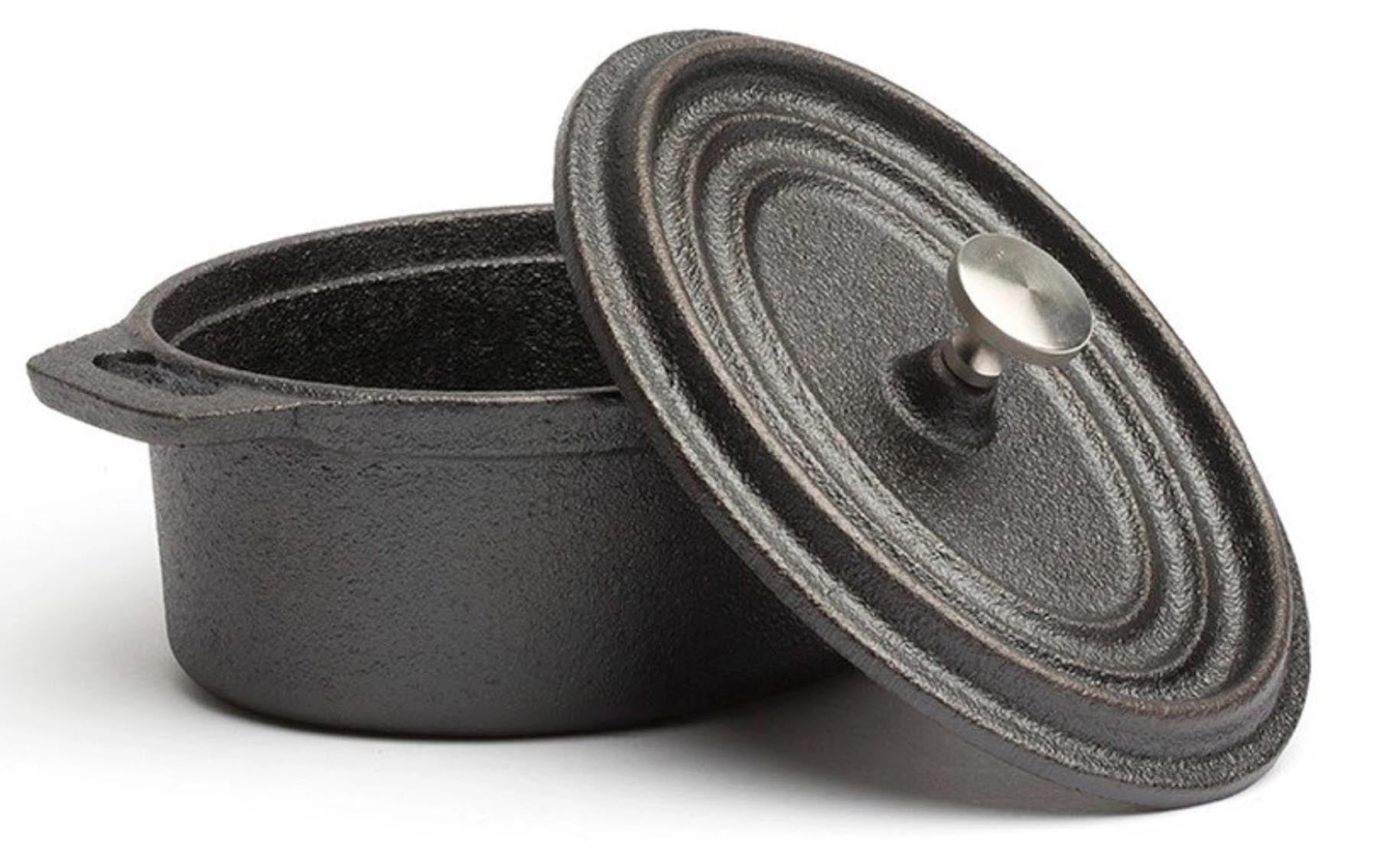 Kleine ovale Gusseisenkasserolle in Schwarz, ideal für schmackhafte Schmorgerichte, Maße: 9.5x12.5cm, Höhe: 5.5cm, von Comas.
