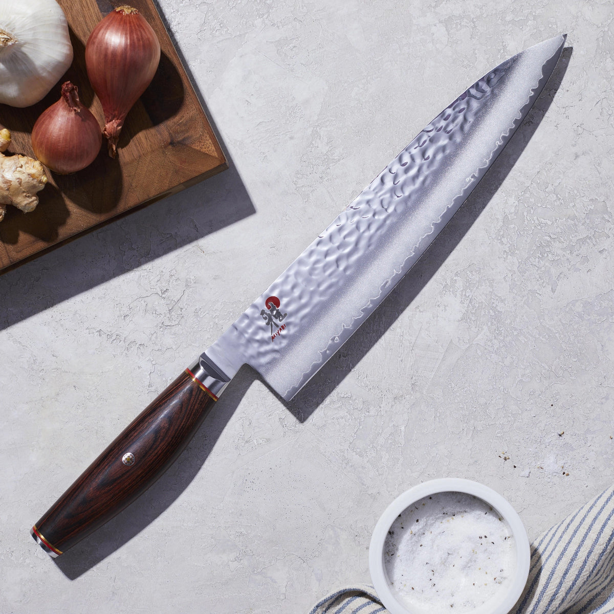 MIYABI 6000MCT Gyutoh, 240mm in Silber präsentiert im Onlineshop von KAQTU Design AG. Damastmesser ist von Miyabi
