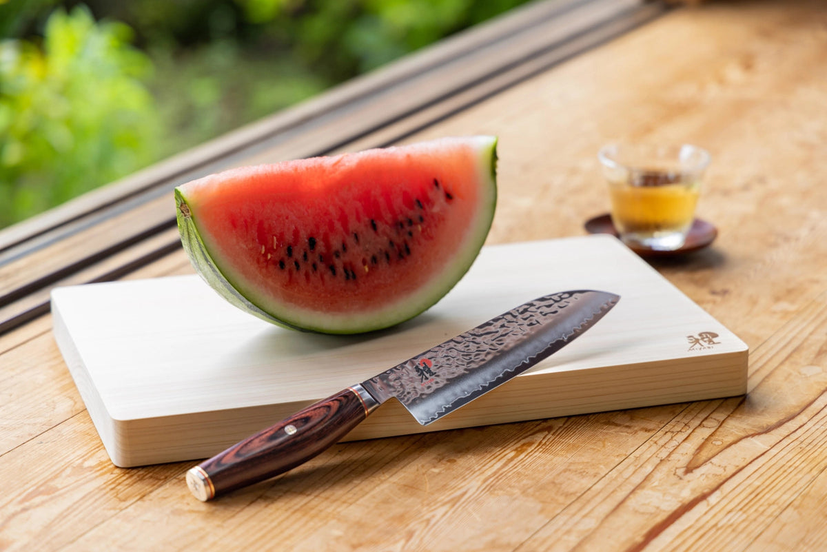 MIYABI 6000MCT Santoku, 180mm in Silber präsentiert im Onlineshop von KAQTU Design AG. Damastmesser ist von Miyabi