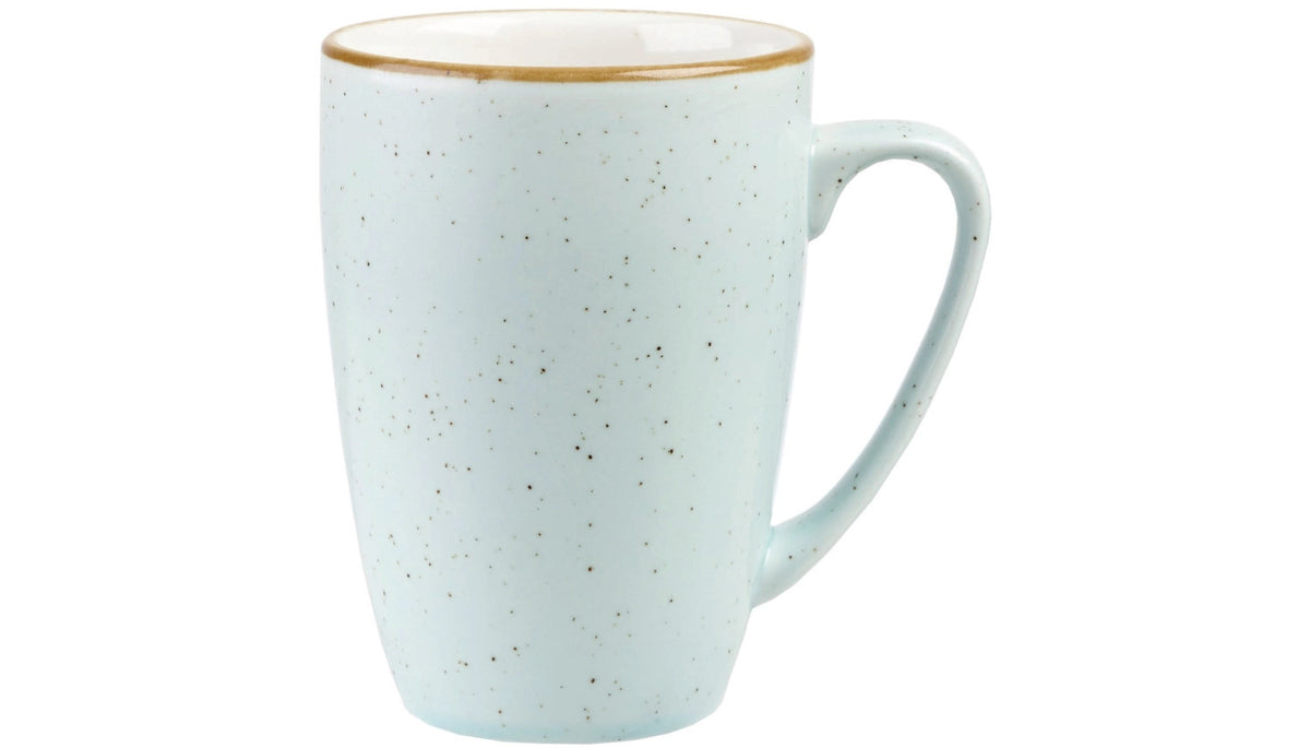 Blauer Keramikbecher mit Henkel der Serie Stonecast von Churchill, 34cl, mit goldbraunem Rand und gesprenkeltem Muster, D 10.6cm x H 11cm.