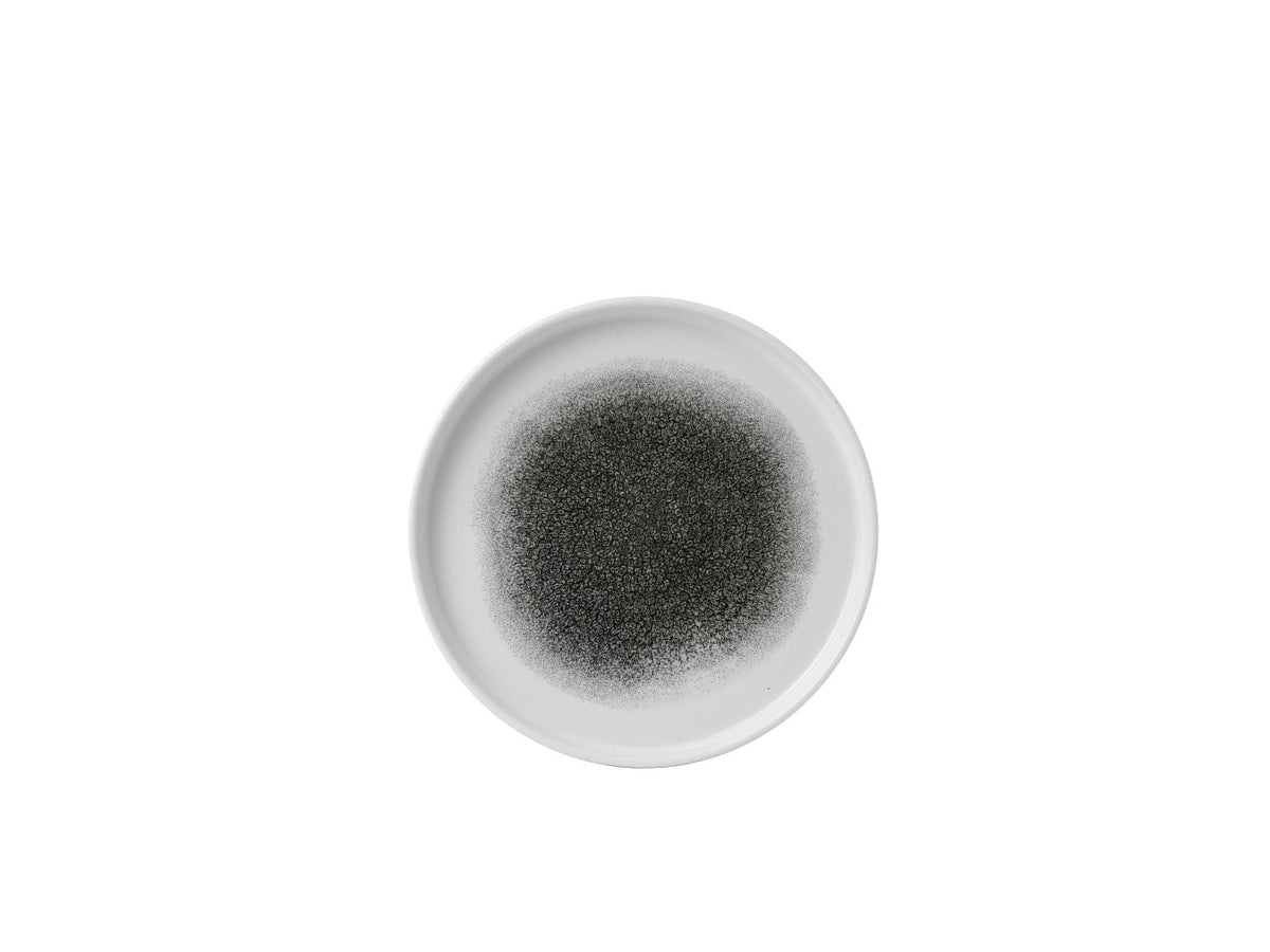 S.P. Raku Quartz Black Walled Teller 21cm in Schwarz präsentiert im Onlineshop von KAQTU Design AG. Teller ist von Churchill
