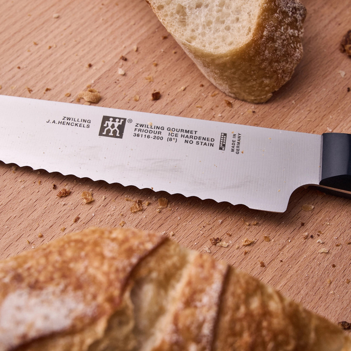 ZWILLING Gourmet Brotmesser, 200 mm in Schwarz präsentiert im Onlineshop von KAQTU Design AG. Küchenmesser ist von Zwilling Kitchen