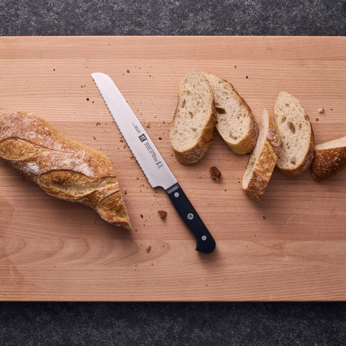 ZWILLING Gourmet Brotmesser, 200 mm in Schwarz präsentiert im Onlineshop von KAQTU Design AG. Küchenmesser ist von Zwilling Kitchen