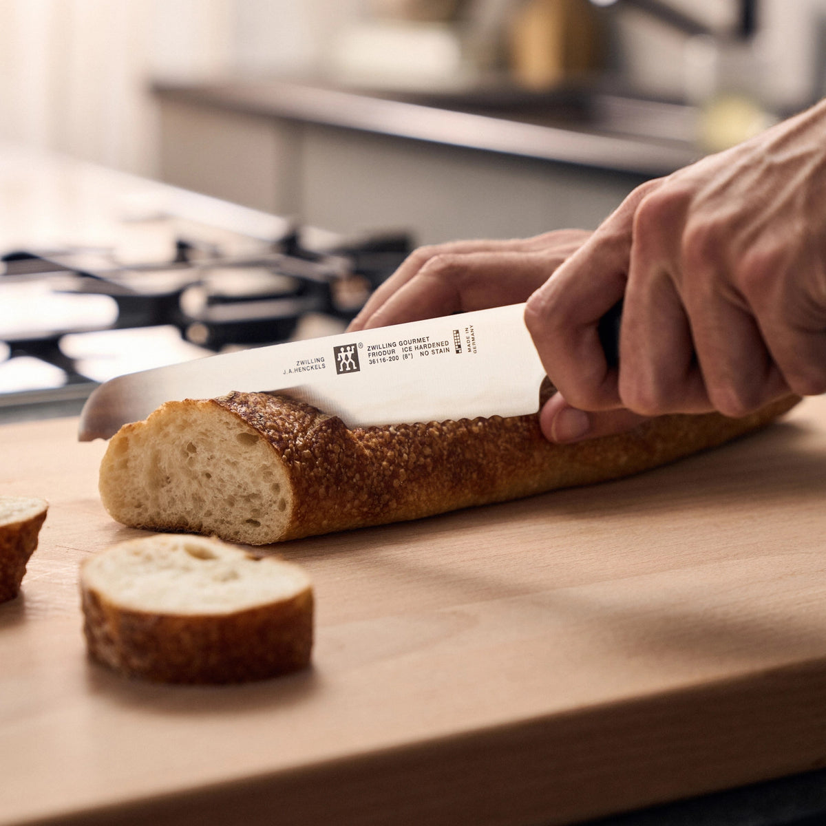 ZWILLING Gourmet Brotmesser, 200 mm in Schwarz präsentiert im Onlineshop von KAQTU Design AG. Küchenmesser ist von Zwilling Kitchen