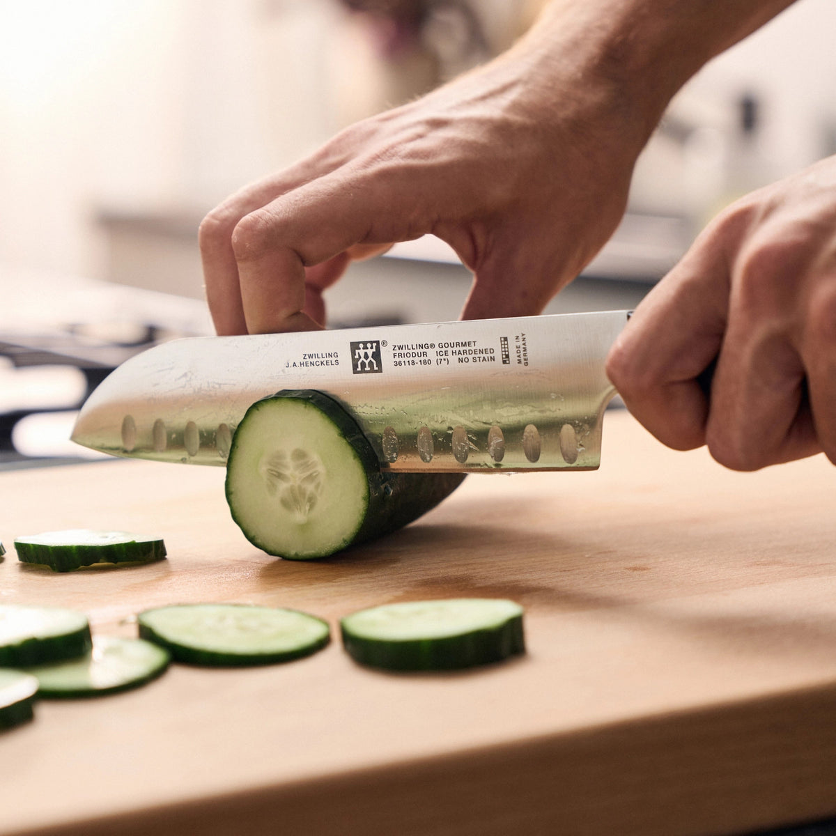 ZWILLING Gourmet Santokumesser m. Kullen, 180 mm in Schwarz präsentiert im Onlineshop von KAQTU Design AG. Küchenmesser ist von Zwilling Kitchen