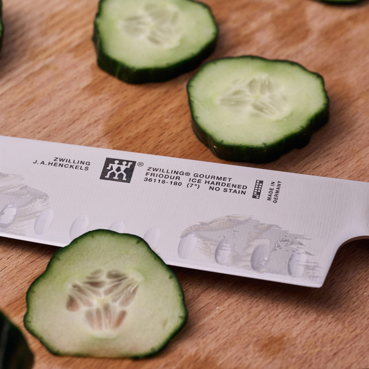 ZWILLING Gourmet Santokumesser m. Kullen, 180 mm in Schwarz präsentiert im Onlineshop von KAQTU Design AG. Küchenmesser ist von Zwilling Kitchen