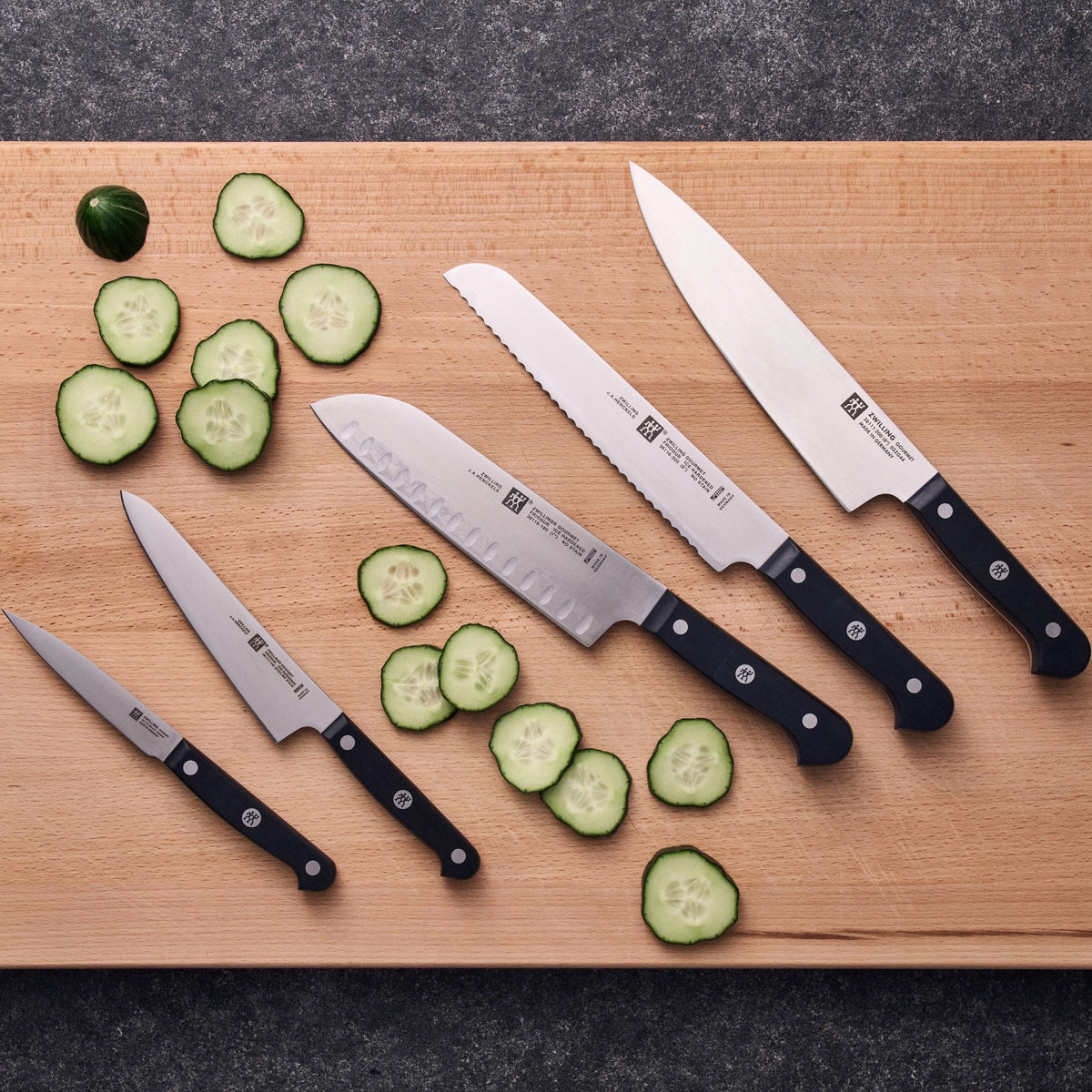 ZWILLING Gourmet Santokumesser m. Kullen, 180 mm in Schwarz präsentiert im Onlineshop von KAQTU Design AG. Küchenmesser ist von Zwilling Kitchen