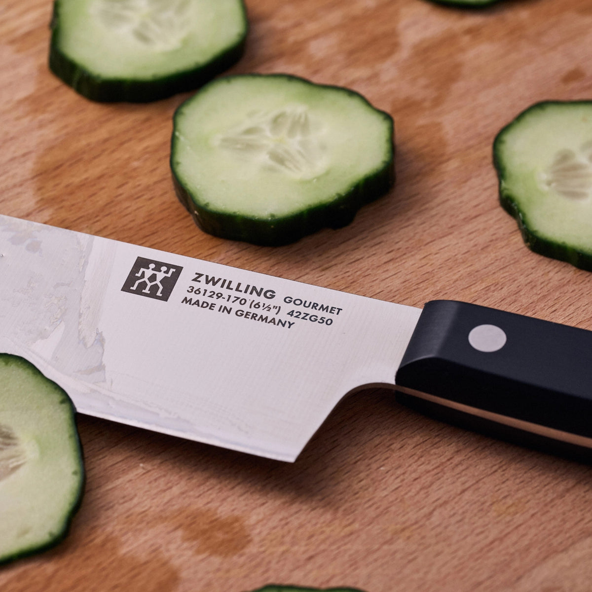 ZWILLING Gourmet Nakiri 170mm in Schwarz präsentiert im Onlineshop von KAQTU Design AG. Küchenmesser ist von Zwilling Kitchen