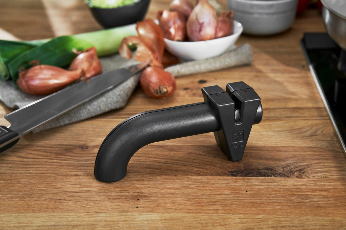 2tlg. Gourmet Messerset (Hackm.+Schärfer) in Schwarz präsentiert im Onlineshop von KAQTU Design AG. Küchenmesser ist von Zwilling