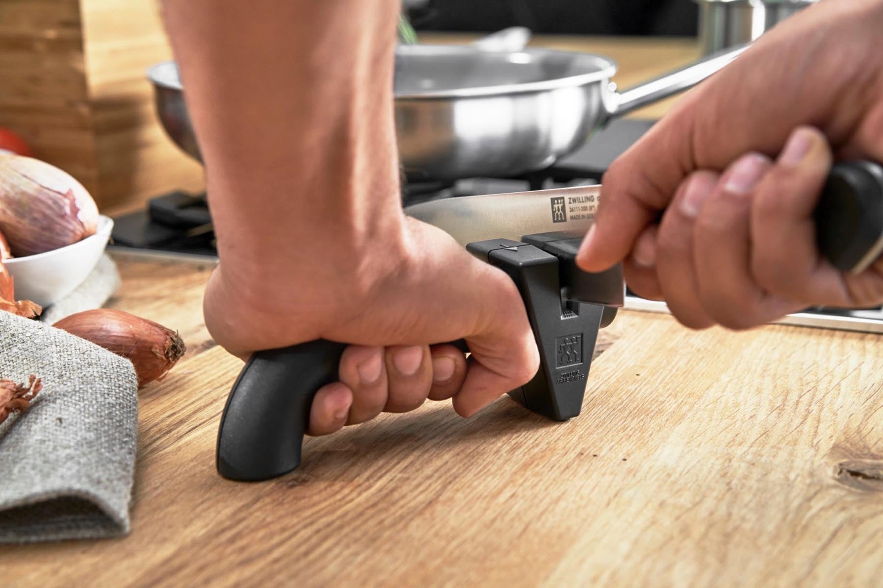 Elegantes 2-teiliges Gourmet Messerset von Zwilling, bestehend aus einem Hackmesser und einem Schärfer, ideal für präzises Schneiden in der Küche.