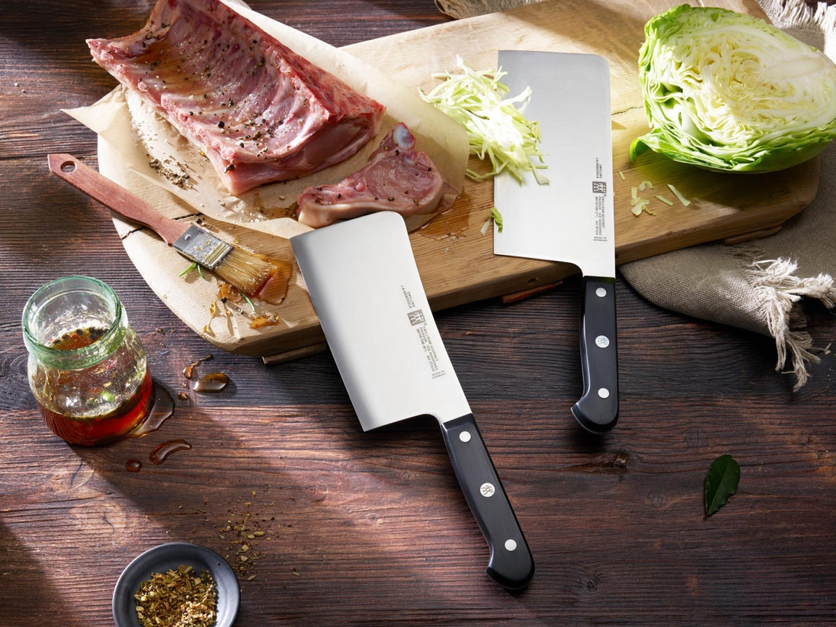2tlg. Gourmet Messerset (Hackm.+Schärfer) in Schwarz präsentiert im Onlineshop von KAQTU Design AG. Küchenmesser ist von Zwilling