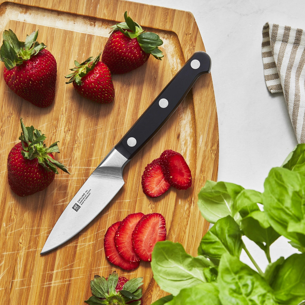 Zwilling Pro Spick- und Garniermesser 80 mm in Schwarz präsentiert im Onlineshop von KAQTU Design AG. Küchenmesser ist von Zwilling Kitchen