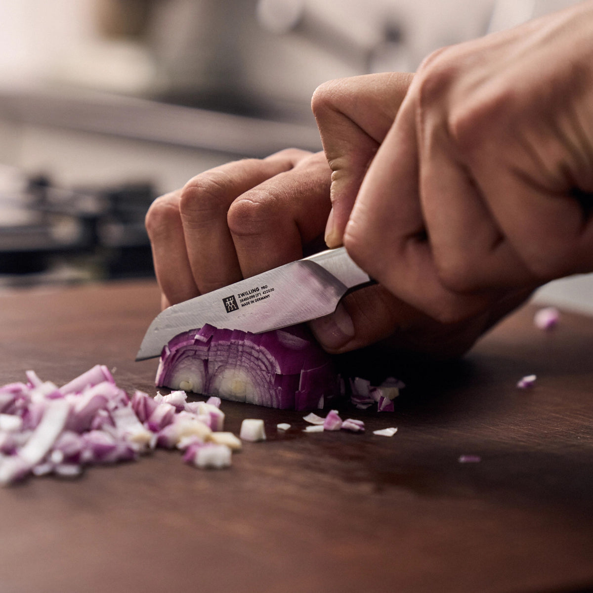 Zwilling Pro Gemüsemesser 90  mm in Schwarz präsentiert im Onlineshop von KAQTU Design AG. Küchenmesser ist von Zwilling Kitchen