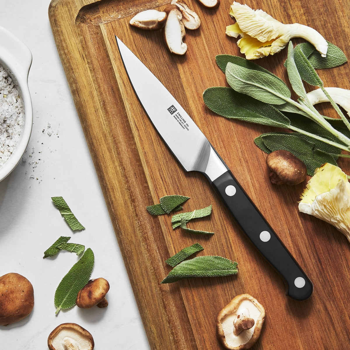 Zwilling Pro Spick- und Garniermesser 100 mm in Schwarz präsentiert im Onlineshop von KAQTU Design AG. Küchenmesser ist von Zwilling Kitchen