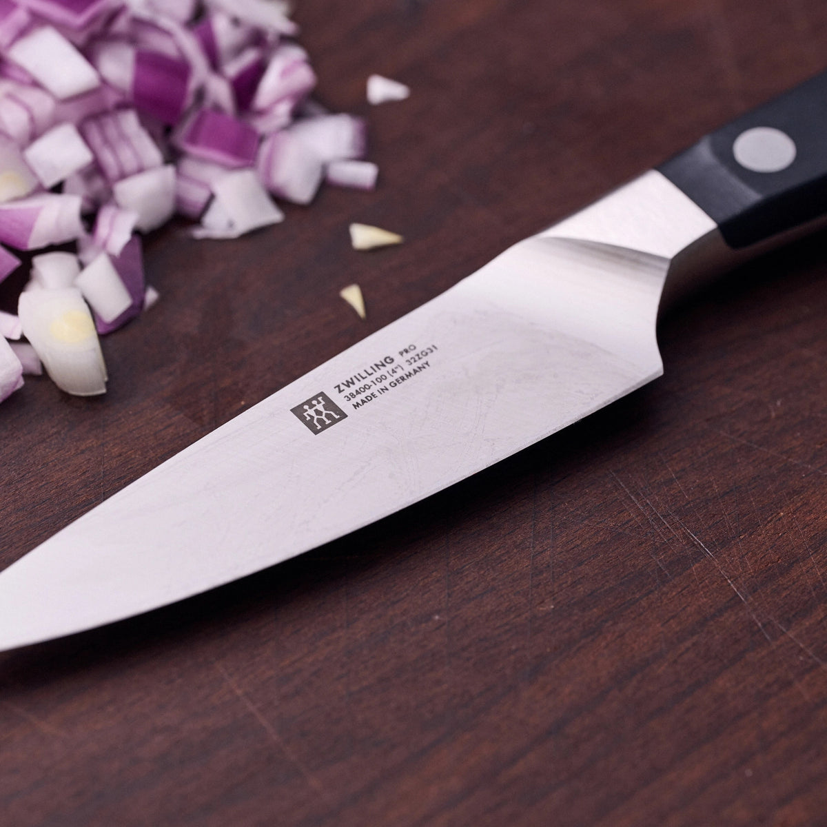 Zwilling Pro Spick- und Garniermesser 100 mm in Schwarz präsentiert im Onlineshop von KAQTU Design AG. Küchenmesser ist von Zwilling Kitchen