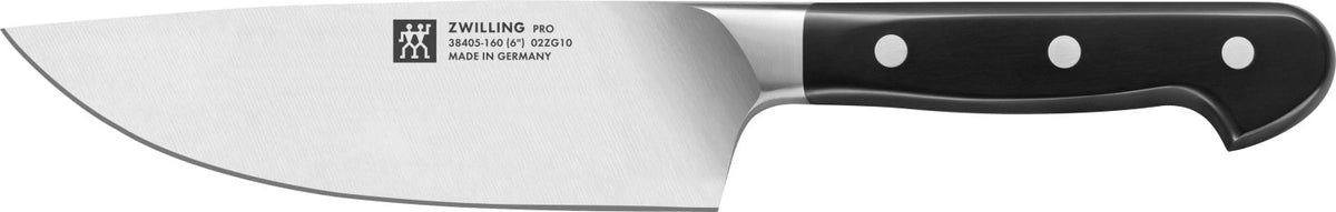 Zwilling Pro Kochmesser, breite Klinge 160 mm in Schwarz präsentiert im Onlineshop von KAQTU Design AG. Küchenmesser ist von Zwilling Kitchen