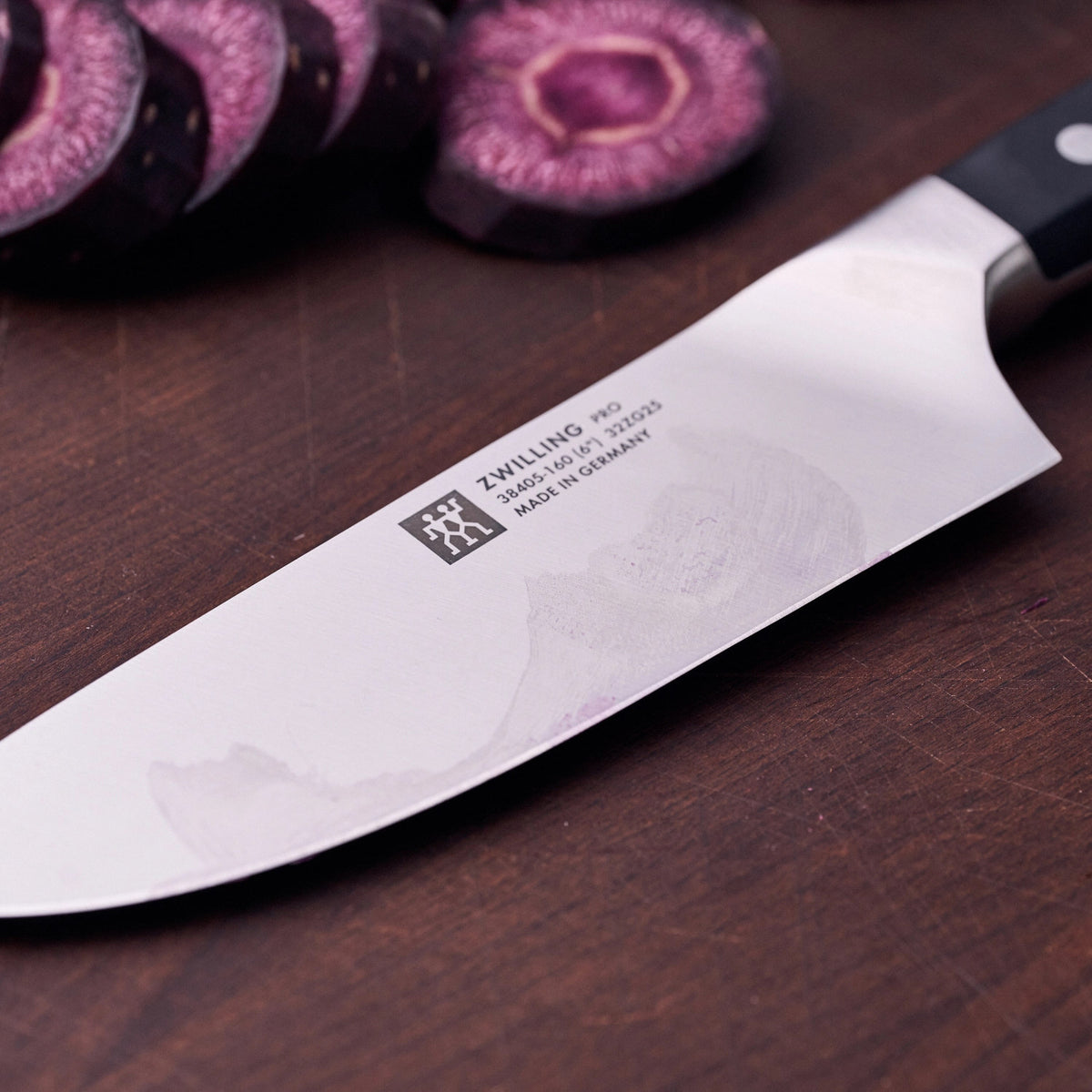 Zwilling Pro Kochmesser, breite Klinge 160 mm in Schwarz präsentiert im Onlineshop von KAQTU Design AG. Küchenmesser ist von Zwilling Kitchen