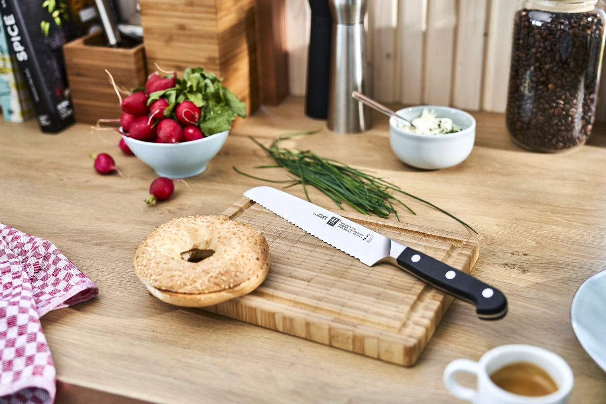 Zwilling Pro Brotmesser 200 mm in Schwarz präsentiert im Onlineshop von KAQTU Design AG. Küchenmesser ist von Zwilling Kitchen