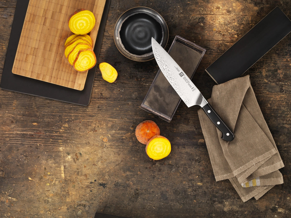 Zwilling Pro Kochmesser, 200 mm in Schwarz präsentiert im Onlineshop von KAQTU Design AG. Küchenmesser ist von Zwilling Kitchen
