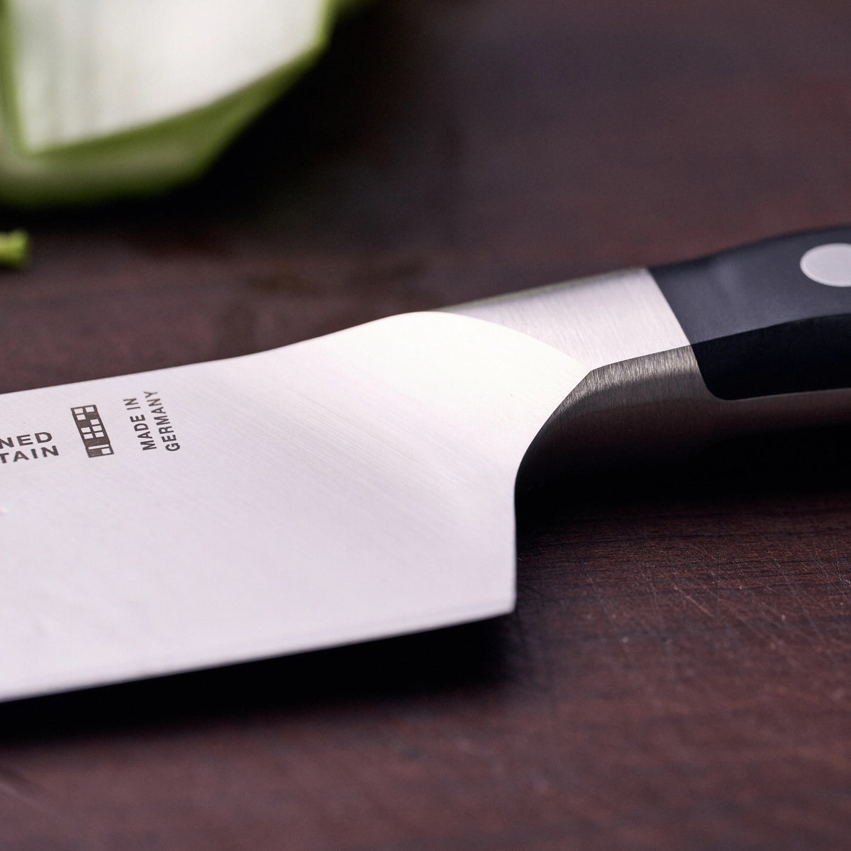 Zwilling Pro Nakiri 170mm in Schwarz präsentiert im Onlineshop von KAQTU Design AG. Küchenmesser ist von Zwilling Kitchen