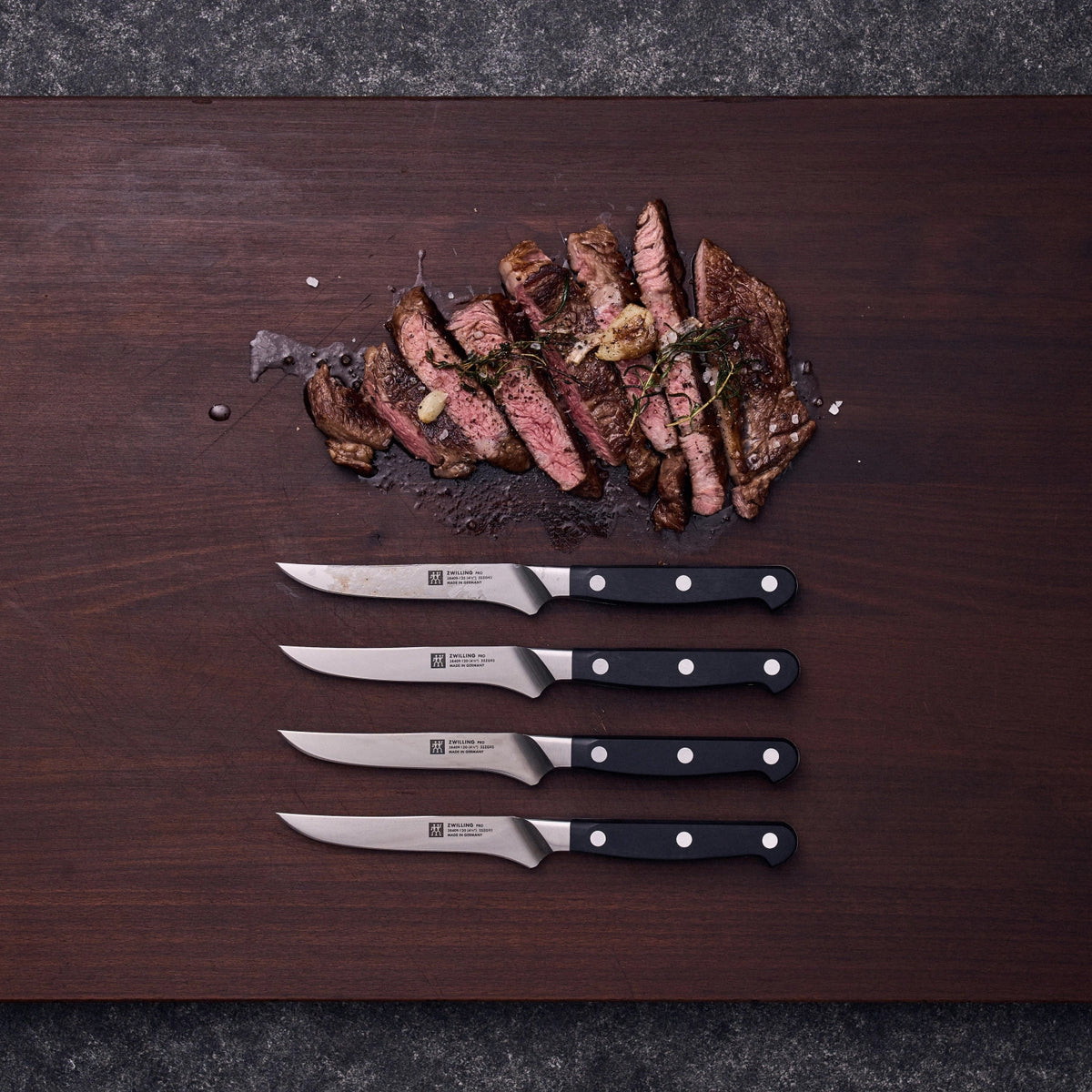 Zwilling Pro 4er Set Steakmesser Pro in Schwarz präsentiert im Onlineshop von KAQTU Design AG. Küchenmesser ist von Zwilling Kitchen