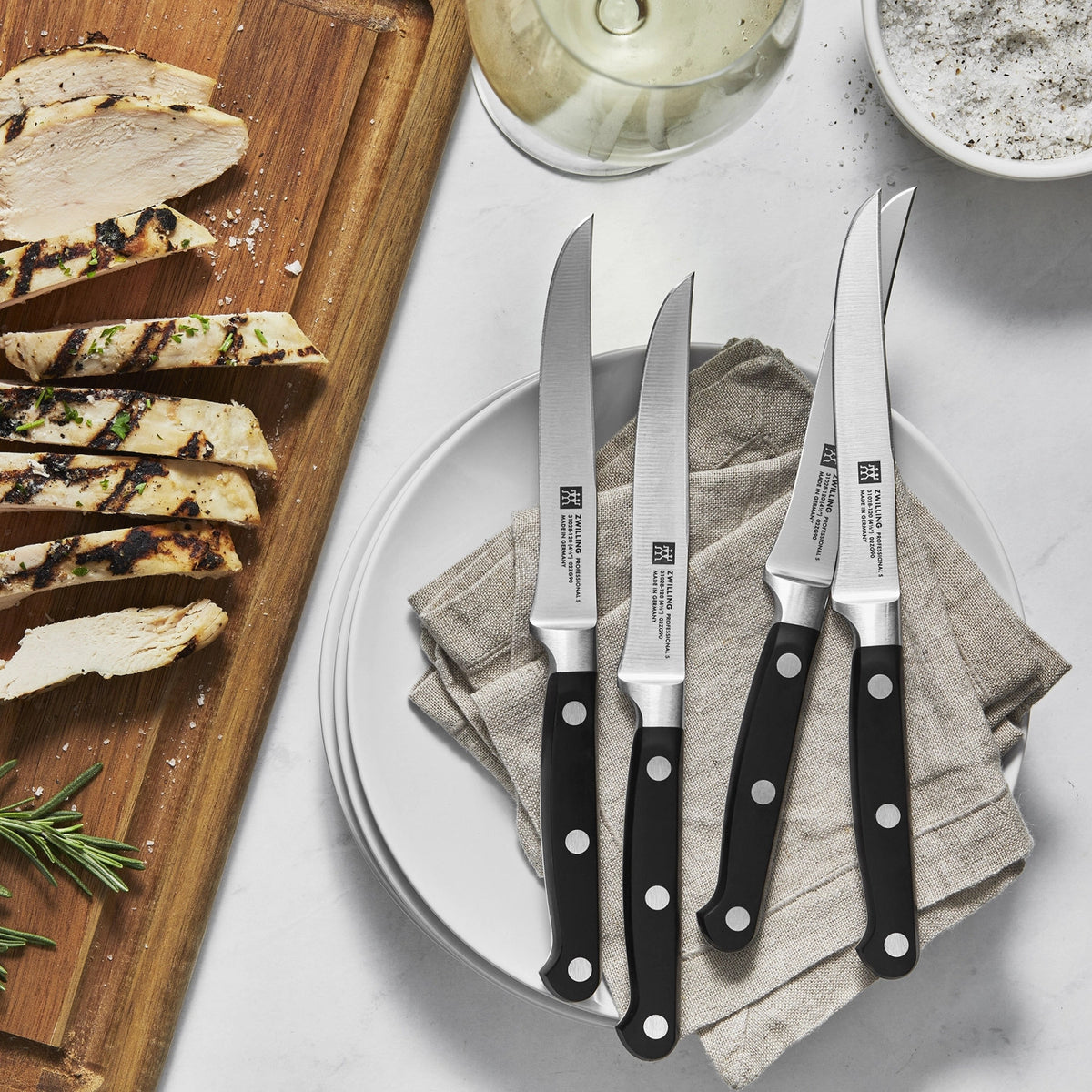 Professional "S" 4er Set Steakmesser in Schwarz präsentiert im Onlineshop von KAQTU Design AG. Küchenmesser ist von Zwilling Kitchen