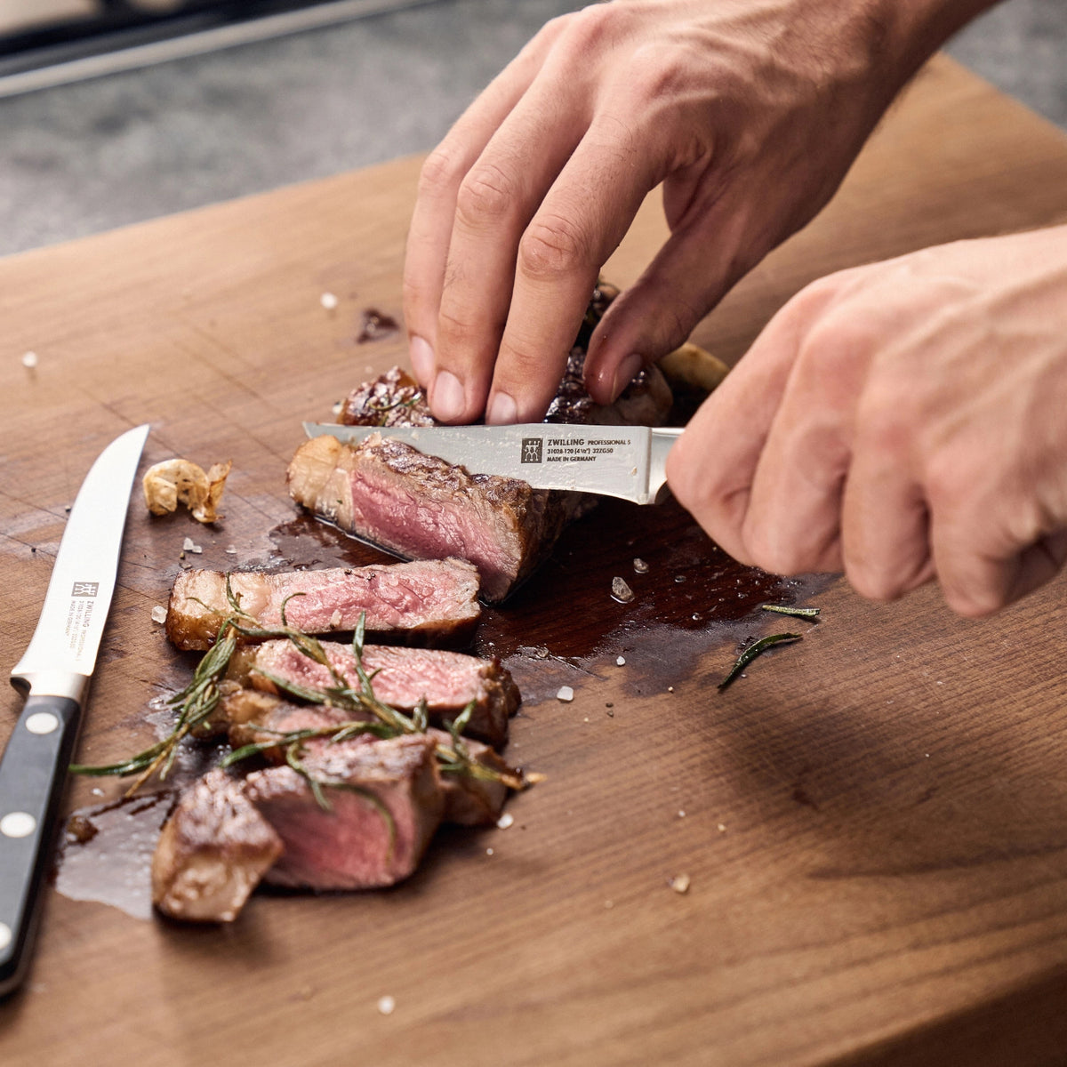 Professional "S" 4er Set Steakmesser in Schwarz präsentiert im Onlineshop von KAQTU Design AG. Küchenmesser ist von Zwilling Kitchen