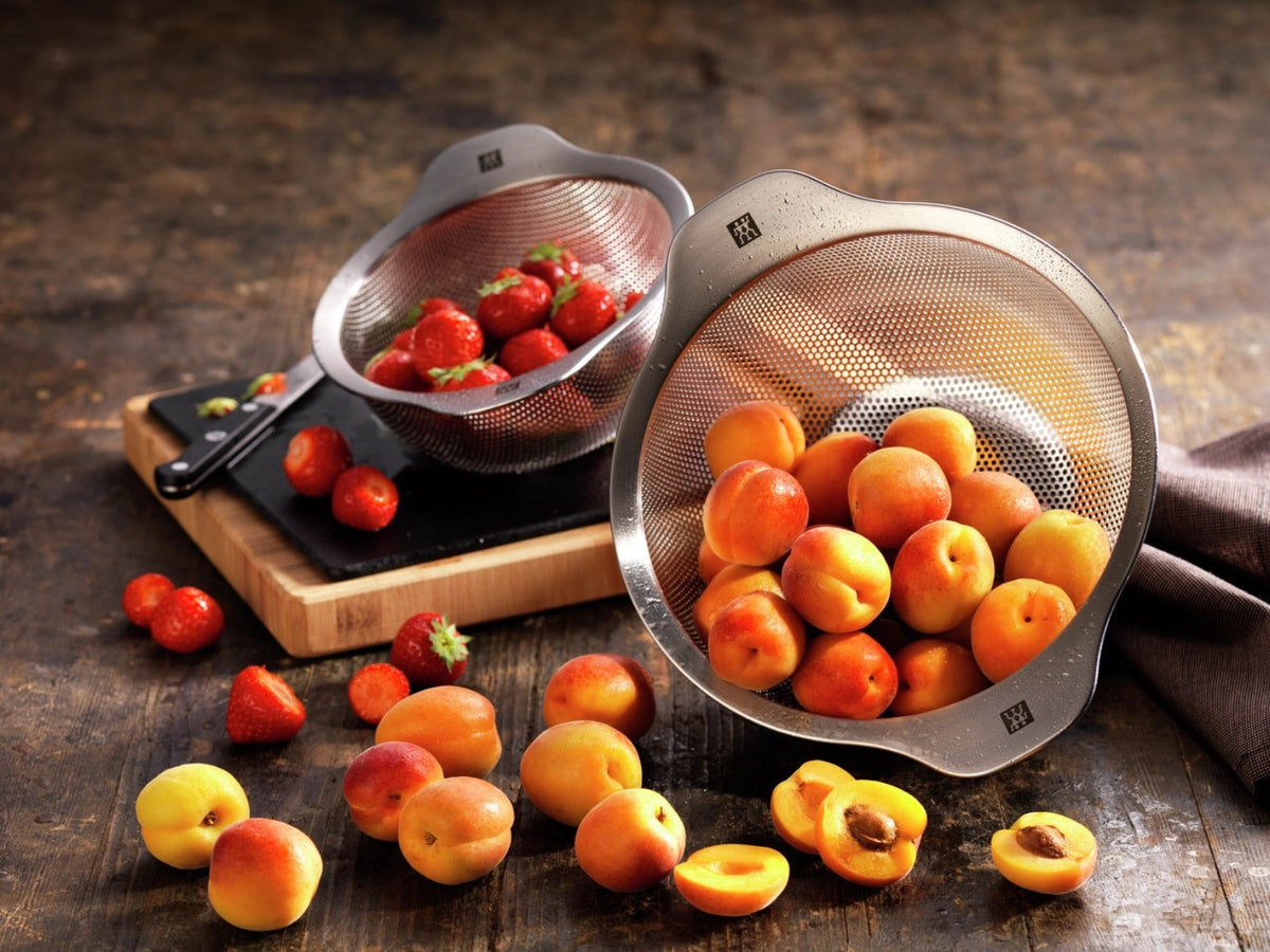 Edelstahl-Sieb, 24 cm in Silber präsentiert im Onlineshop von KAQTU Design AG. Küchensieb ist von Zwilling Kitchen