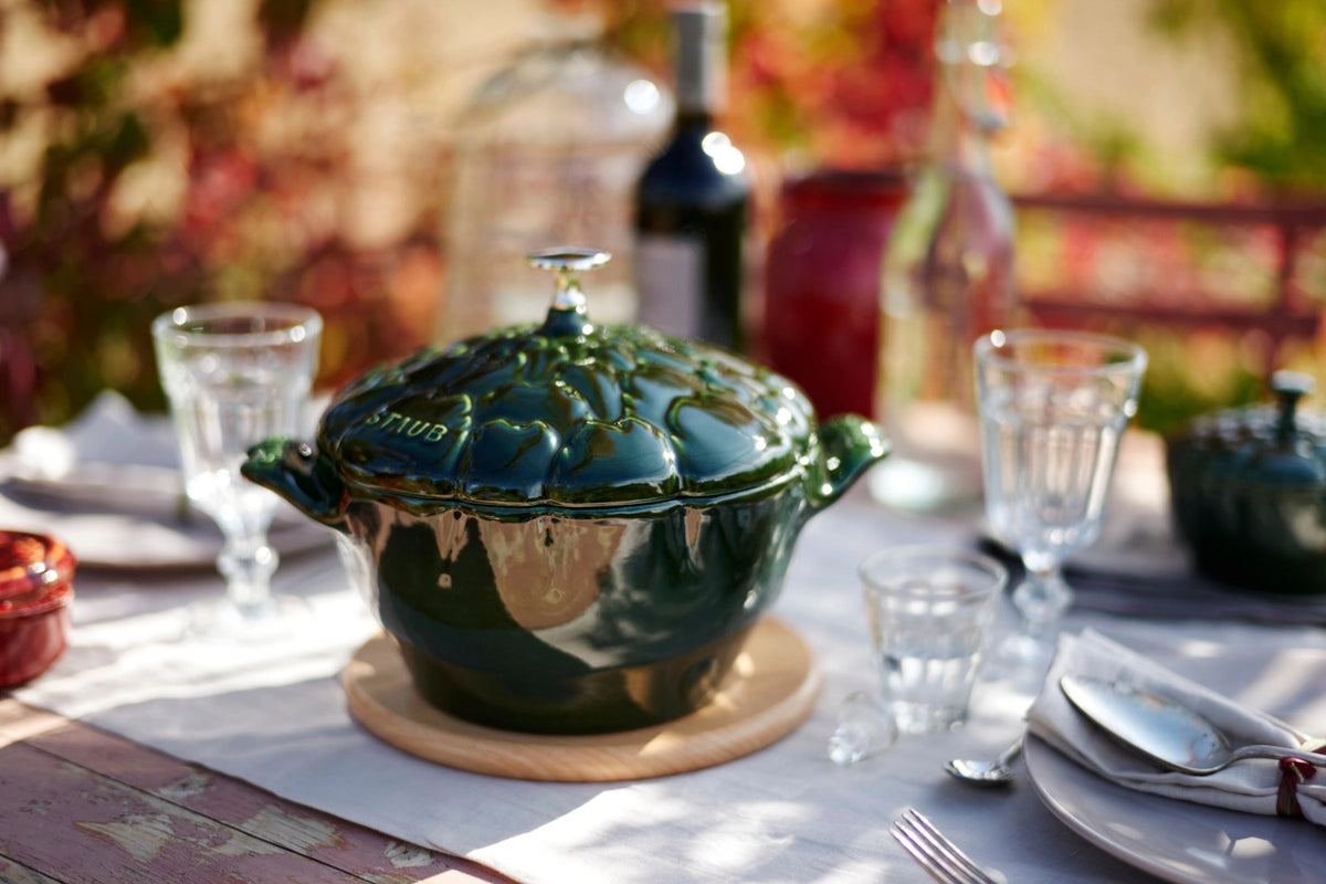 Cocotte 22 cm, Artischocke, Basilikum-Grün, Gusseisen 3l in Grün präsentiert im Onlineshop von KAQTU Design AG.  ist von Staub