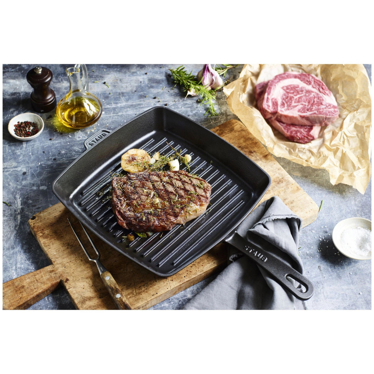Grillpfanne quadratisch in Schwarz präsentiert im Onlineshop von KAQTU Design AG. Bratpfanne ist von Staub