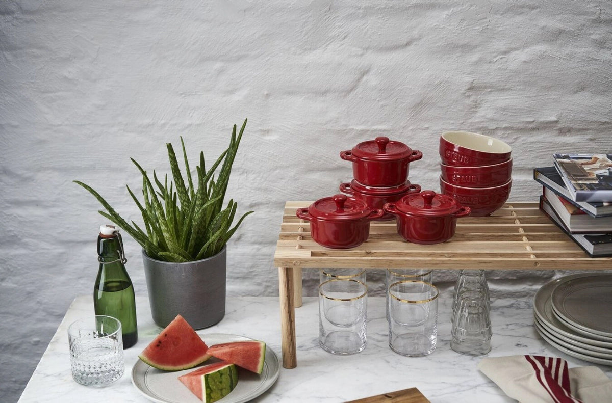 4er Set Keramik Mini Cocotte rund kirschRot 0.2l D10 cm in Rot präsentiert im Onlineshop von KAQTU Design AG.  ist von Staub