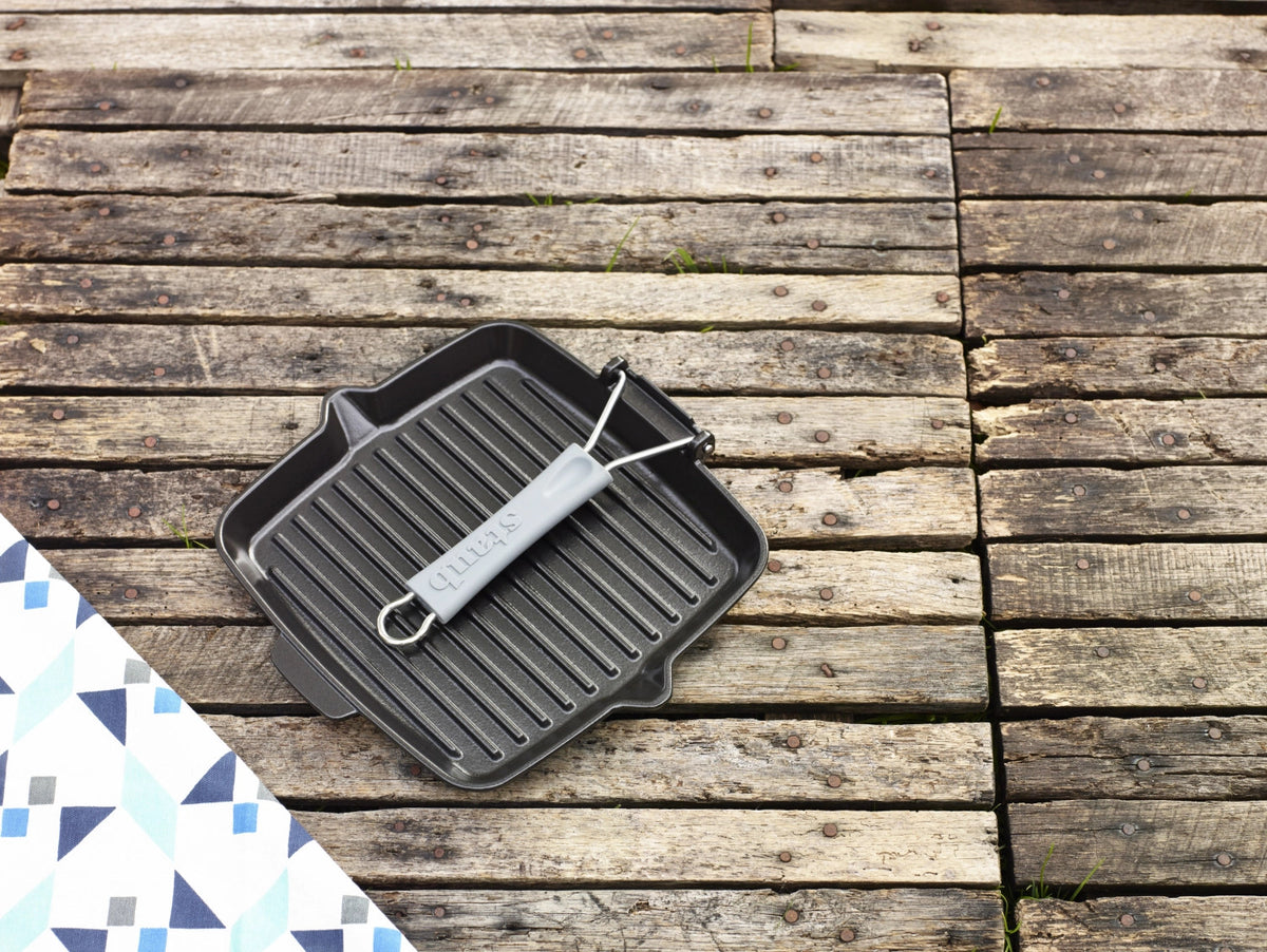 Grillpfanne quadratisch in Schwarz präsentiert im Onlineshop von KAQTU Design AG. Bratpfanne ist von Staub