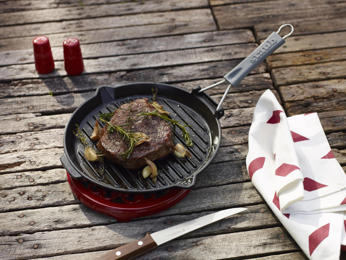 Grillpfanne rund in Schwarz präsentiert im Onlineshop von KAQTU Design AG. Bratpfanne ist von Staub
