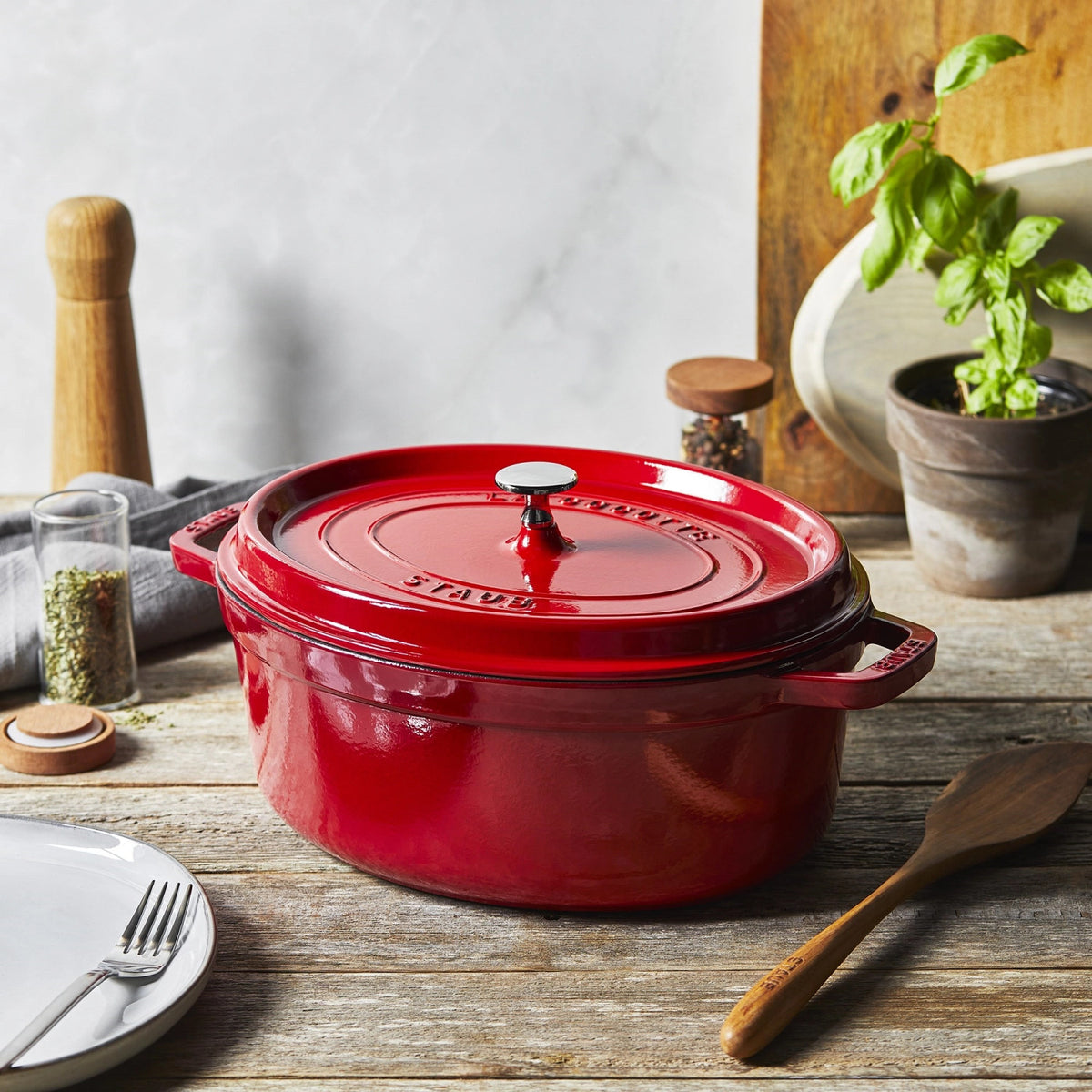 Cocotte oval 5.5l in Rot präsentiert im Onlineshop von KAQTU Design AG.  ist von Staub