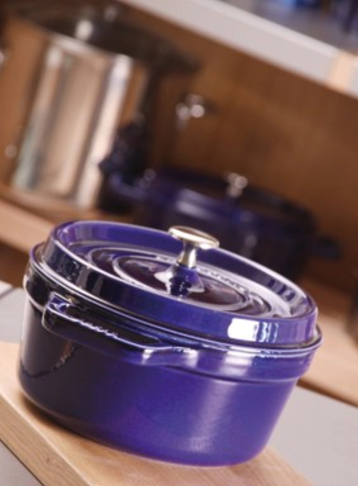 Cocotte 26 cm, rund, Dunkelblau, Gusseisen 5.25l in Blau präsentiert im Onlineshop von KAQTU Design AG.  ist von Staub