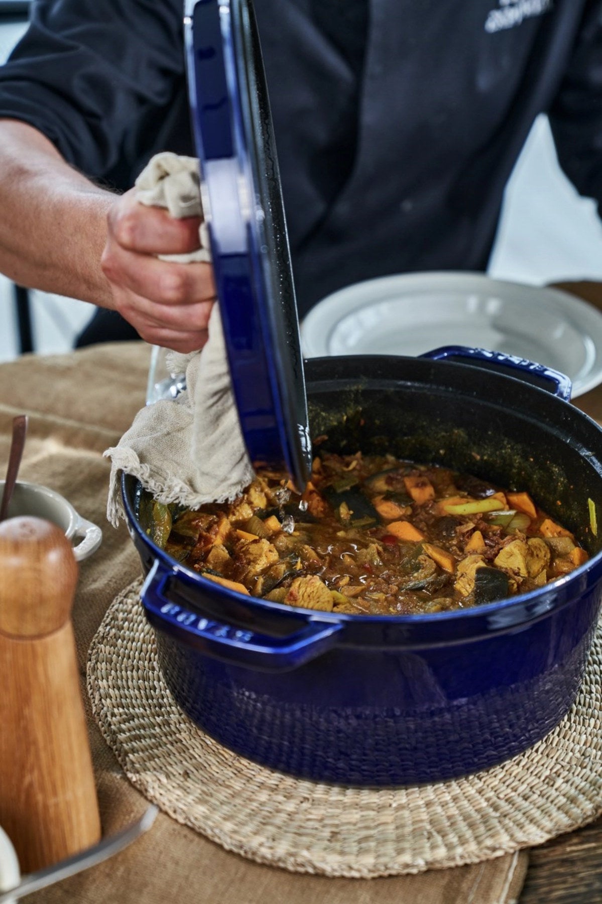 Cocotte 28 cm, rund, Dunkelblau, Gusseisen 6.7l in Blau präsentiert im Onlineshop von KAQTU Design AG.  ist von Staub