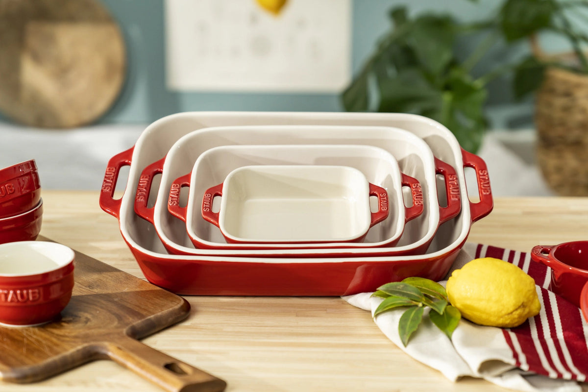 Auflaufform rechteckig in Rot präsentiert im Onlineshop von KAQTU Design AG.  ist von Staub