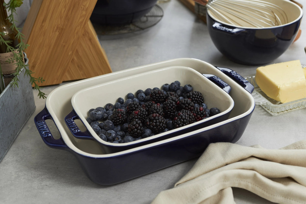 Auflaufform rechteckig in Blau präsentiert im Onlineshop von KAQTU Design AG.  ist von Staub