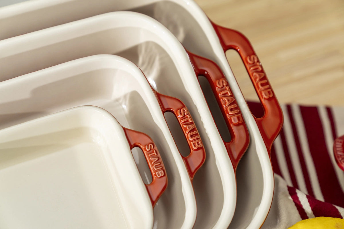 Auflaufform rechteckig in Rot präsentiert im Onlineshop von KAQTU Design AG.  ist von Staub