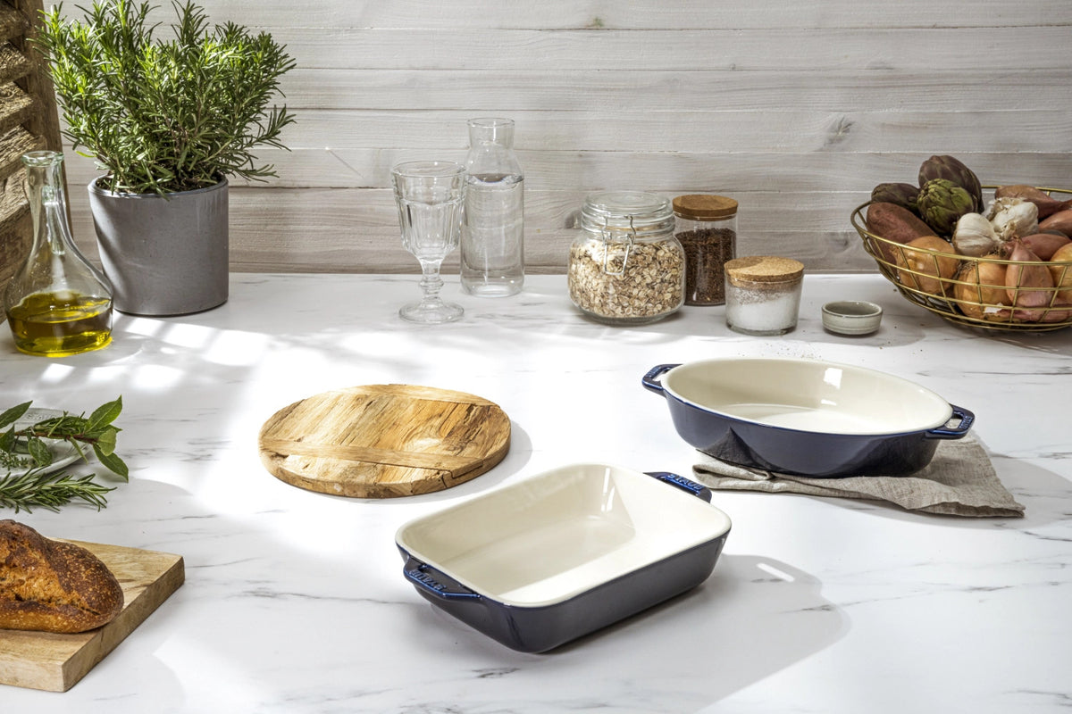 Auflaufform rechteckig in Blau präsentiert im Onlineshop von KAQTU Design AG.  ist von Staub