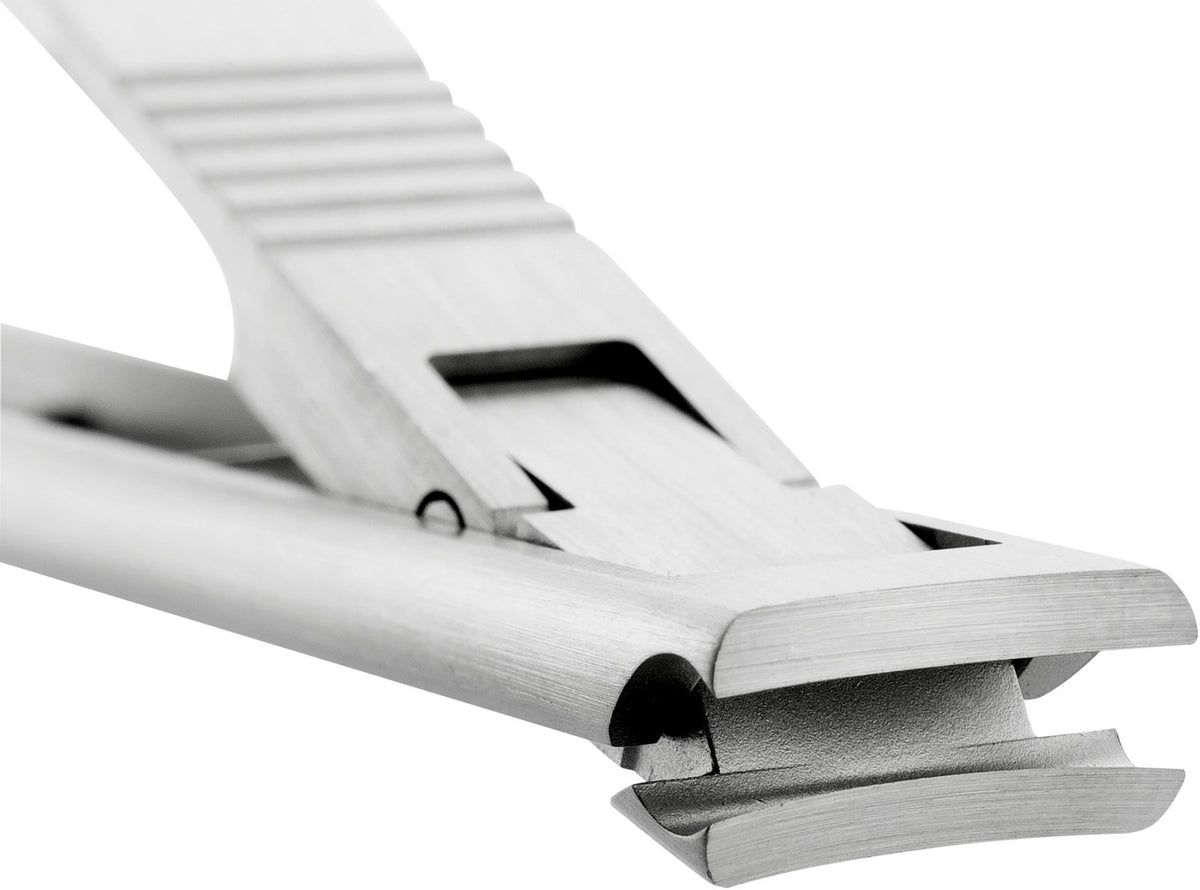 TWIN S Nagelknipser, mattiert im Lederetui, 60 mm in Silber präsentiert im Onlineshop von KAQTU Design AG. Pflege ist von Zwilling Beauty