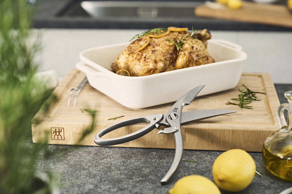 Geflügelschere mit Aushebenagel in Schwarz präsentiert im Onlineshop von KAQTU Design AG. Küchenhelfer ist von Zwilling Kitchen