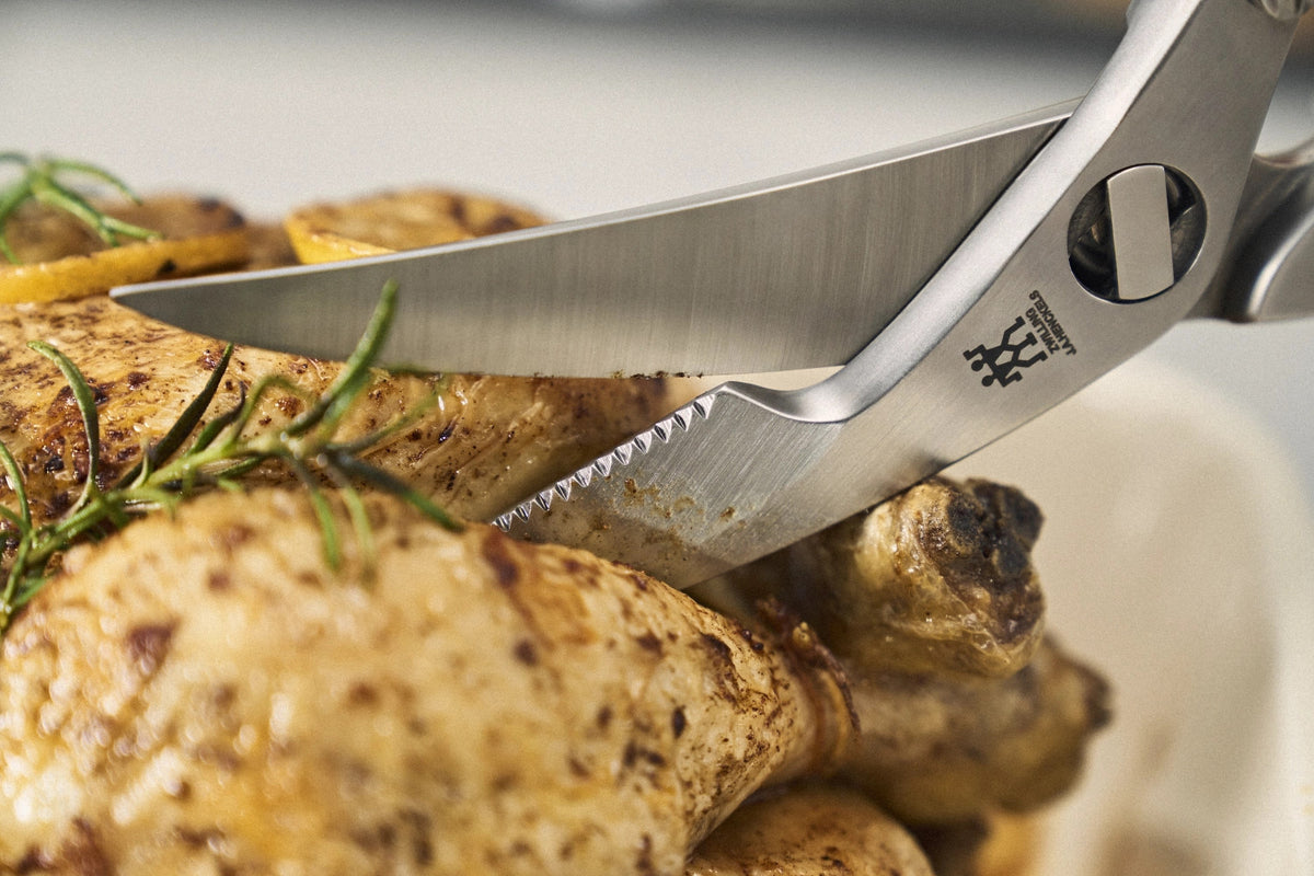 Geflügelschere mit Aushebenagel in Schwarz präsentiert im Onlineshop von KAQTU Design AG. Küchenhelfer ist von Zwilling Kitchen
