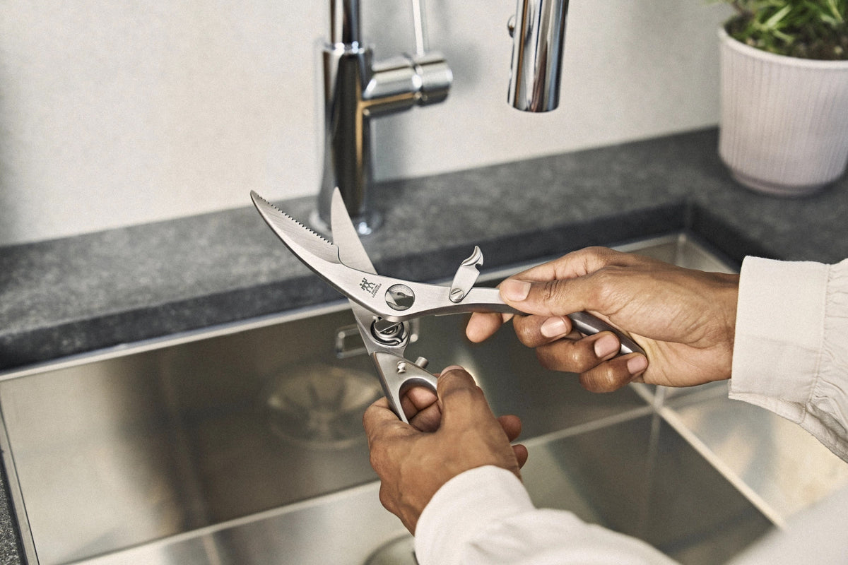 Geflügelschere mit Aushebenagel in Schwarz präsentiert im Onlineshop von KAQTU Design AG. Küchenhelfer ist von Zwilling Kitchen