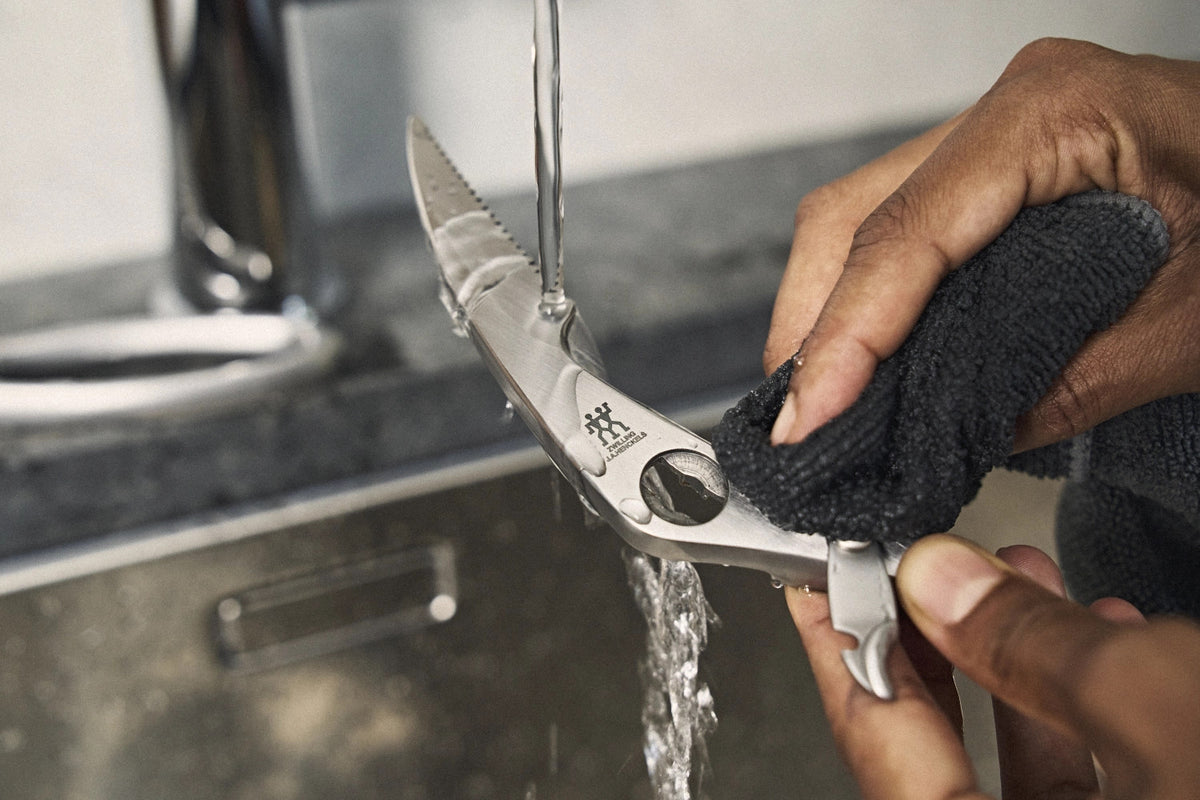 Geflügelschere mit Aushebenagel in Schwarz präsentiert im Onlineshop von KAQTU Design AG. Küchenhelfer ist von Zwilling Kitchen