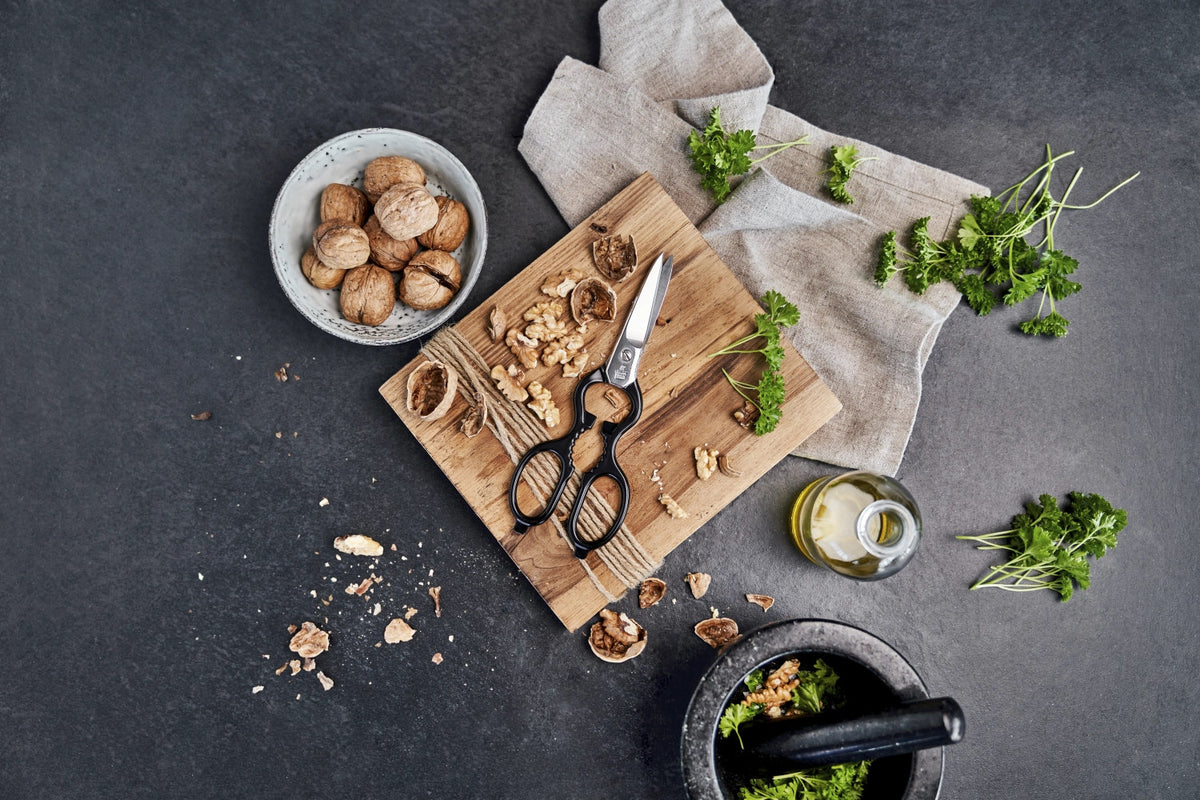 Küchenhilfe Vielzweckschere, schwarz, 200mm in Schwarz präsentiert im Onlineshop von KAQTU Design AG. Küchenhelfer ist von Zwilling Kitchen
