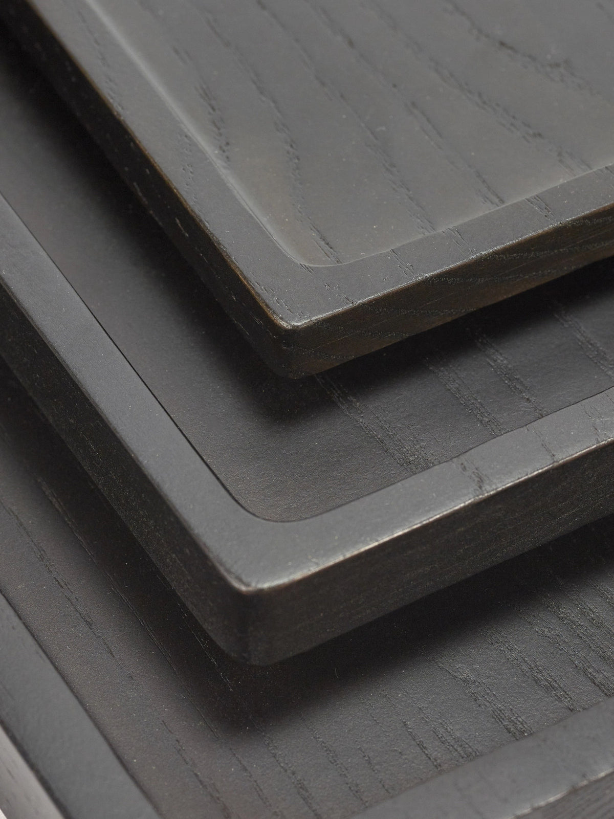 La Mère Tablett M 30x18x2.5 cm Black in Schwarz präsentiert im Onlineshop von KAQTU Design AG. Tablett ist von Serax