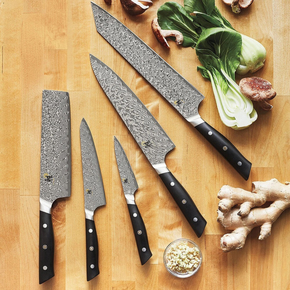 Miyabi Hibana 800DP Santoku, 180 mm in Silber präsentiert im Onlineshop von KAQTU Design AG. Damastmesser ist von Miyabi