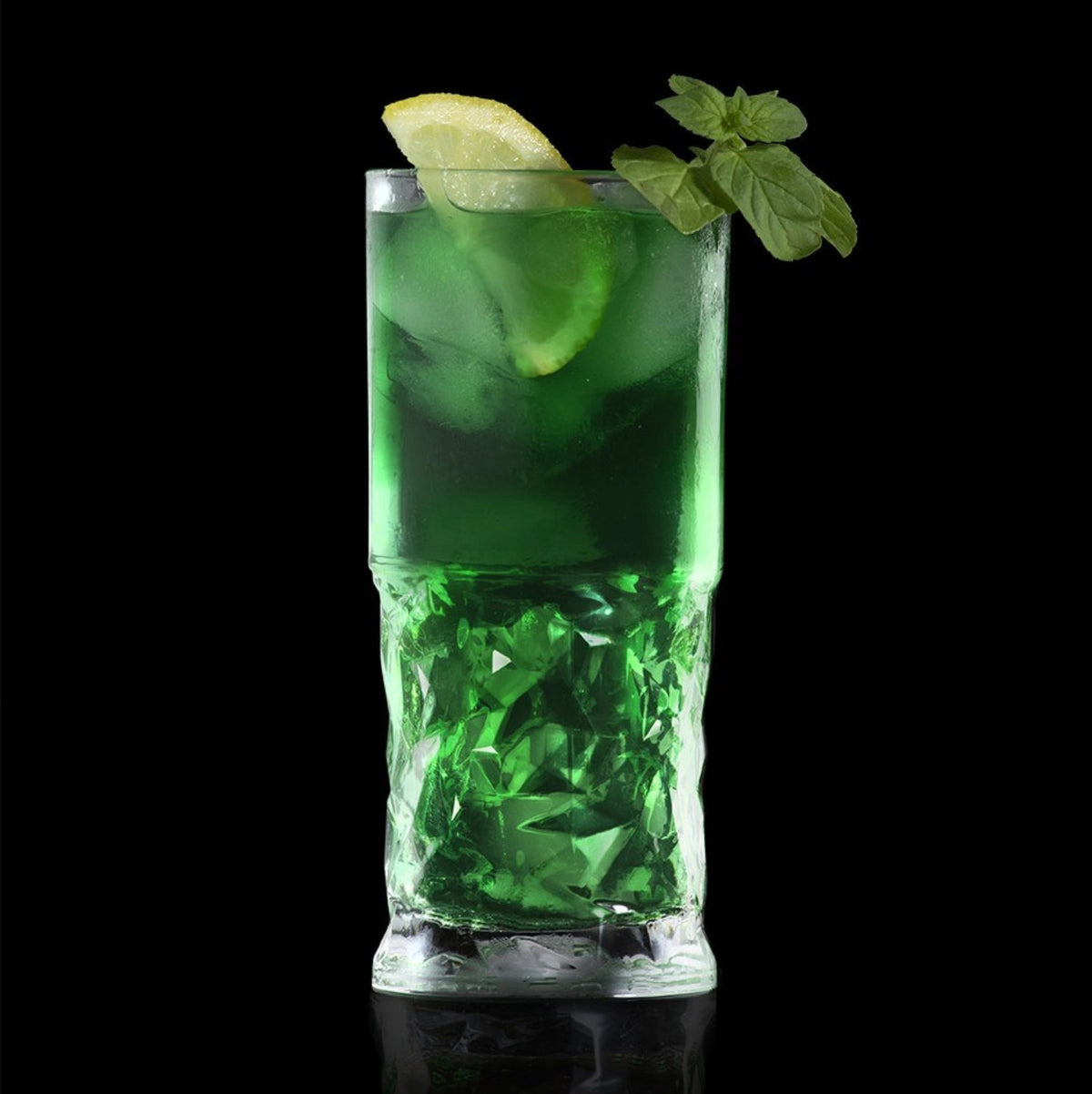 6er Set transparente Trinkgläser aus Glas von RCR, Funky Hb Becher mit Ø7 cm und Höhe 15.5 cm, Fassungsvermögen 35cl, auf hellem Hintergrund.