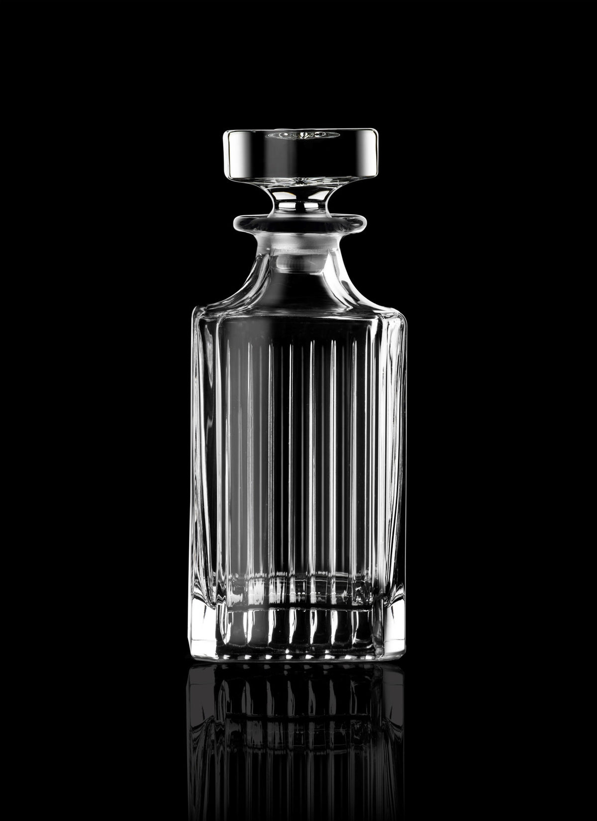 Transparente Whisky Flasche aus Glas von RCR, Höhe 18.9 cm, Fassungsvermögen 0.75lt, schlichte zylindrische Form mit klarem Verschluss.